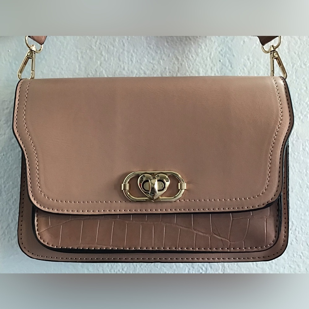 NWOT Mauve Crossbody Bag with Gold Accent heart shape twist key opening